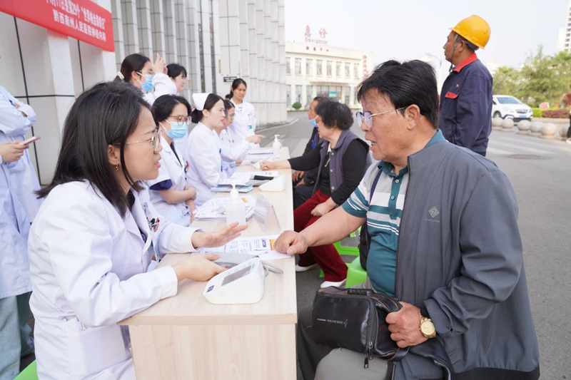 【人工智能助力帕金森病管理】州人民医院开展世界帕金森病日义诊宣传活动