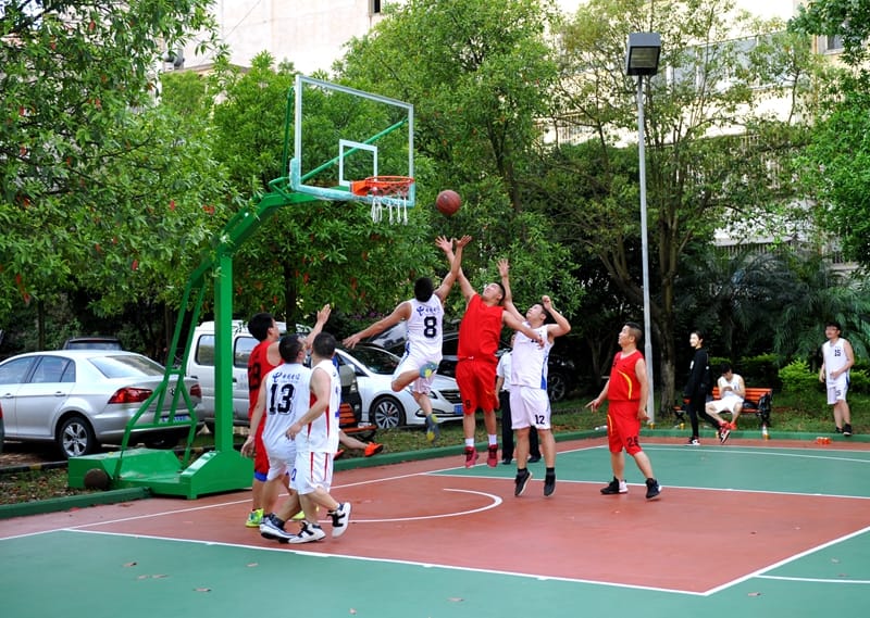 州人民医院团委组织五四青年节篮球友谊赛